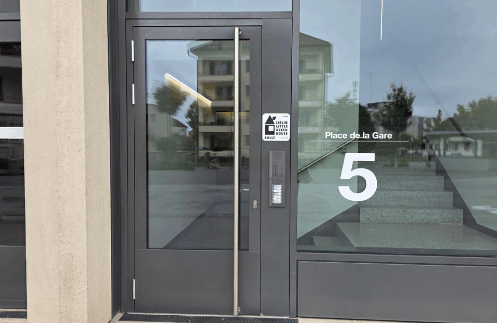 Photographie de la porte d'entrée de l'immeuble de Little Green House Bulle.