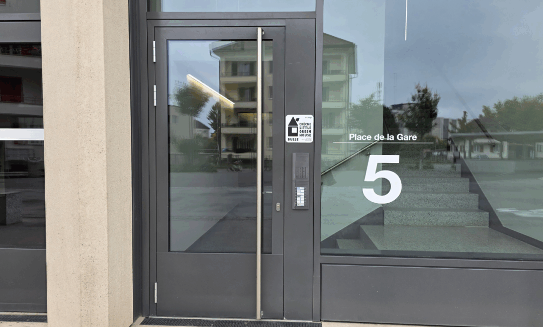 Photographie de la porte d'entrée de l'immeuble de Little Green House Bulle.